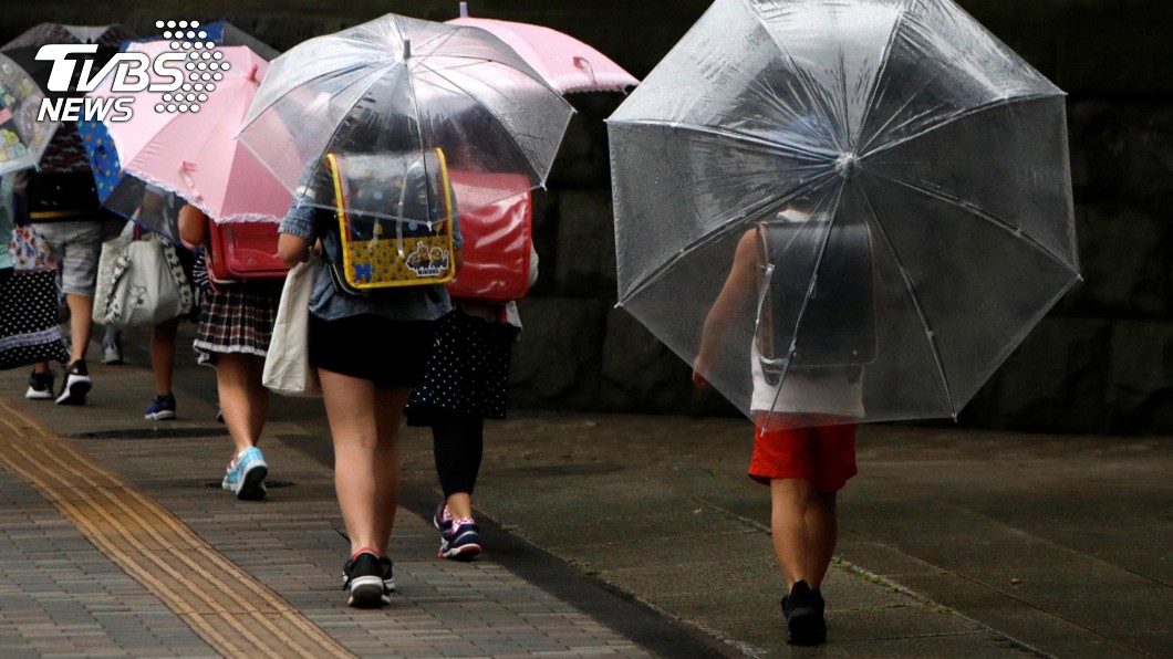 日本小學生撐著雨傘走路去上學。（圖／達志影像路透社）