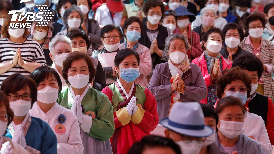 在韓國首爾爆發的新型冠狀病毒（COVID-19）疫情中，佛教信徒在寺廟參加慶祝佛陀誕生周年的儀式。（圖／達志影像路透社）