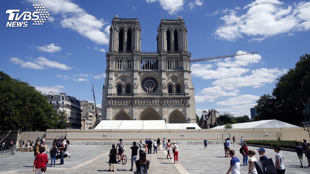 聖母院廣場（Parvis de Notre-Dame）今天也重新開放，大批路過民眾和信徒前來聚集。（圖／達志影像美聯社）