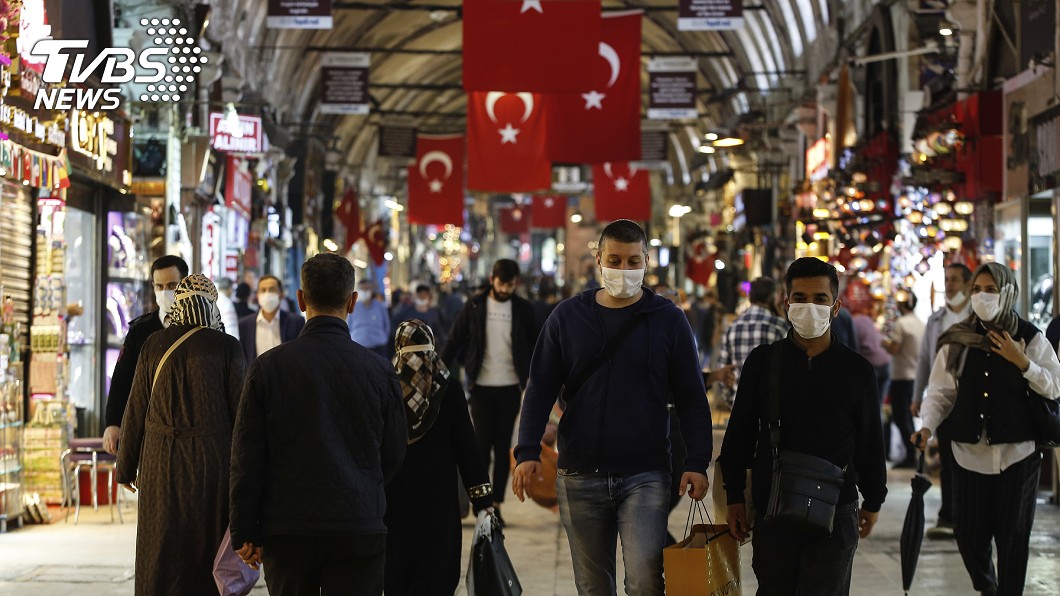 土耳其逐步解除武漢肺炎防疫措施，民眾對「新常態」仍多所顧忌。（圖／達志影像美聯社）