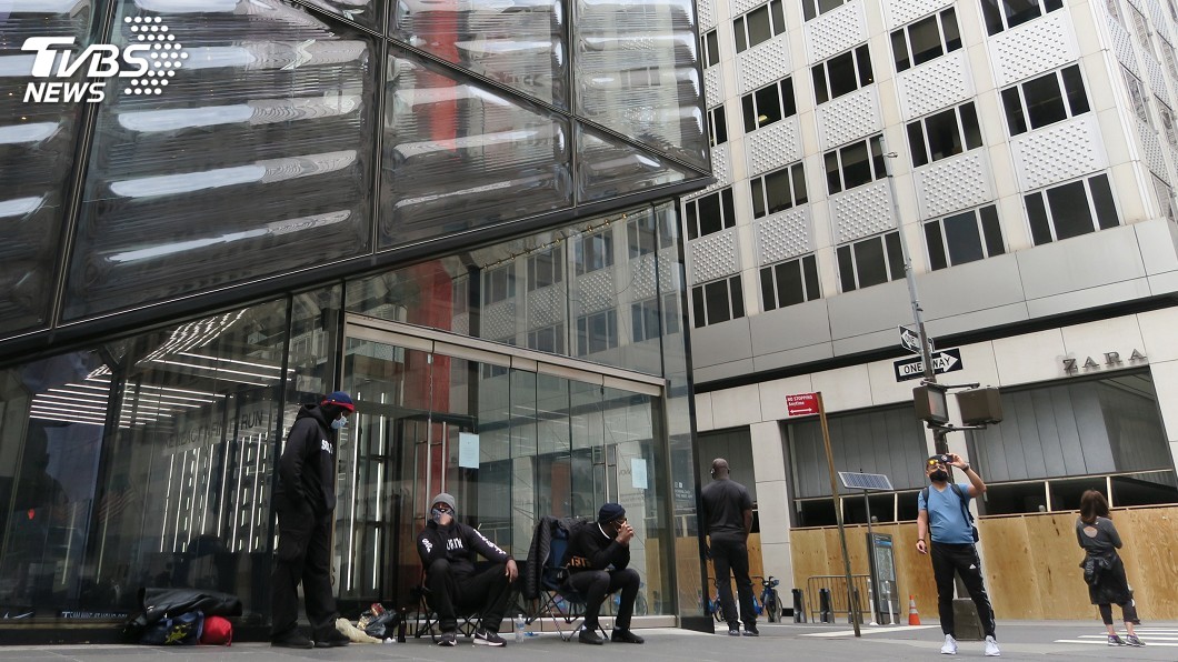 紐約市長白思豪今天表示，由於昨晚又出現暴力與搶劫，紐約市的宵禁將延長至7日。（圖／中央社