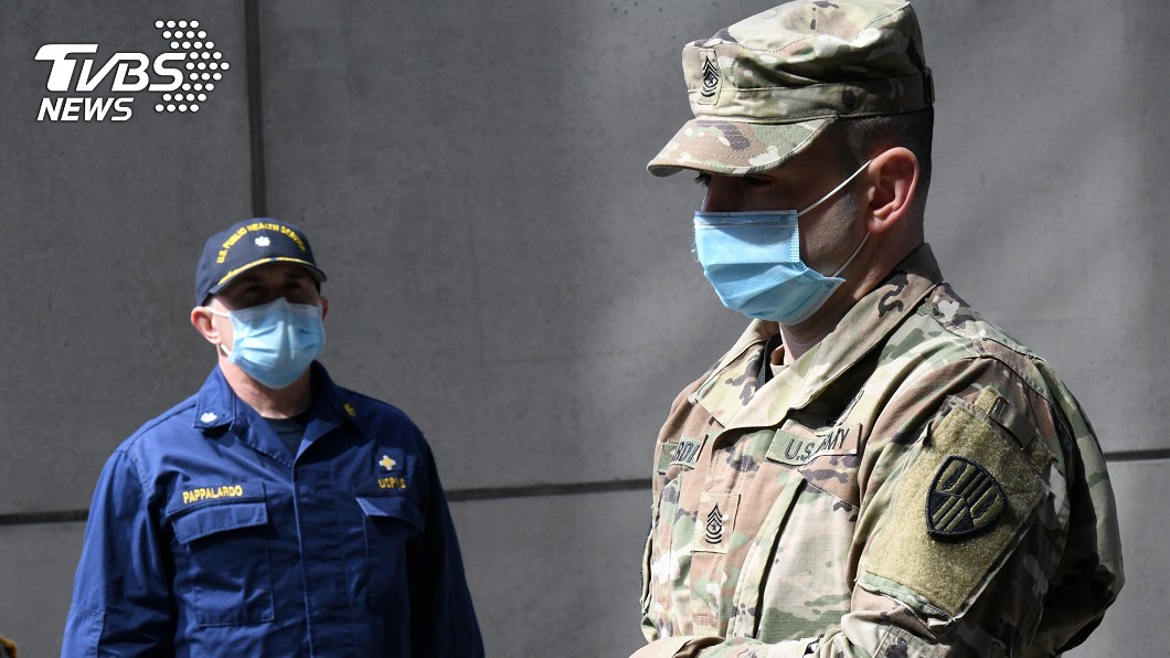 一名國民兵接受新型冠狀病毒採檢呈陽性反應。（圖／達志影像路透社）