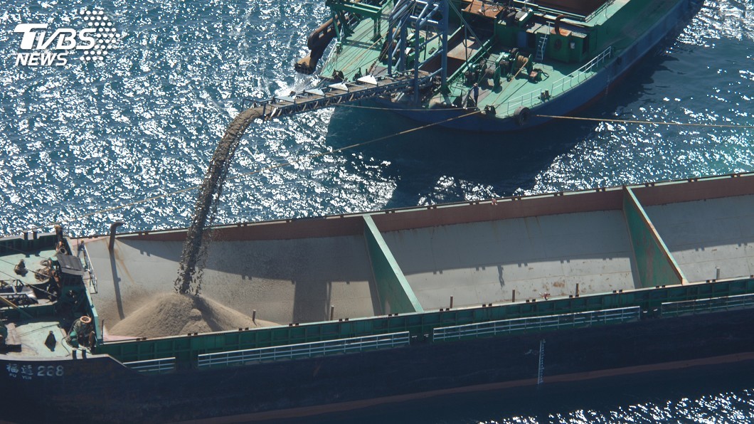 海巡署艦隊分署3日執行台灣灘違法抽砂專案取締任務，成功扣押7539噸的中國「海航5679」抽砂船。（圖／海巡署提供）