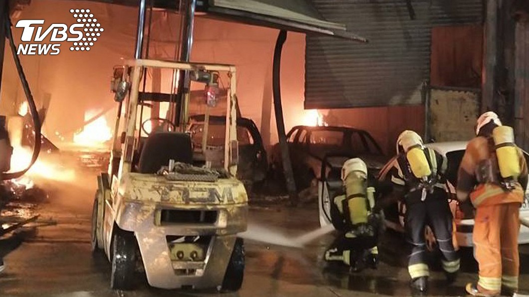 消防員以水柱灌救汽車維修廠大火。（圖／桃園消防局提供）