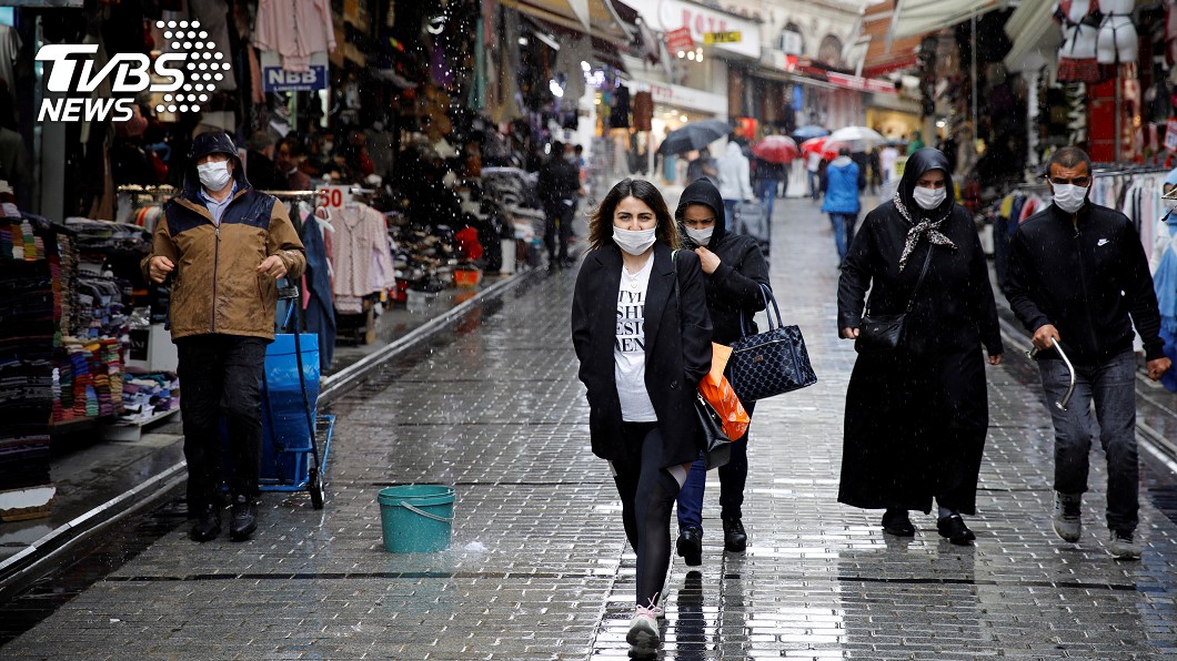 人們戴著口罩走在土耳其的街道上。（圖／達志影像路透社）