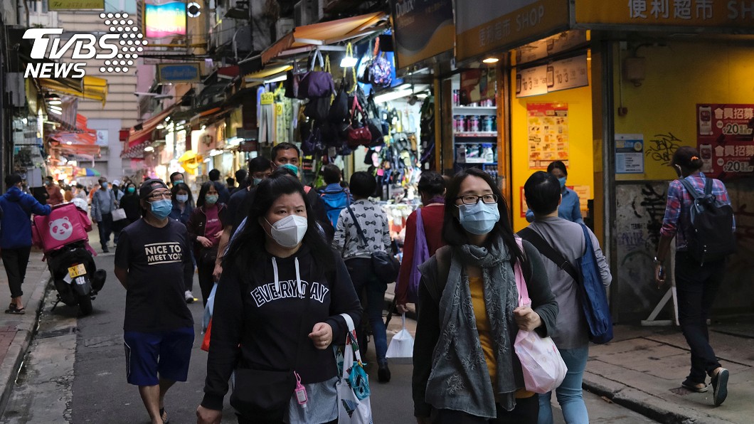 香港民眾戴著口罩走在街道上。（圖／達志影像路透社）