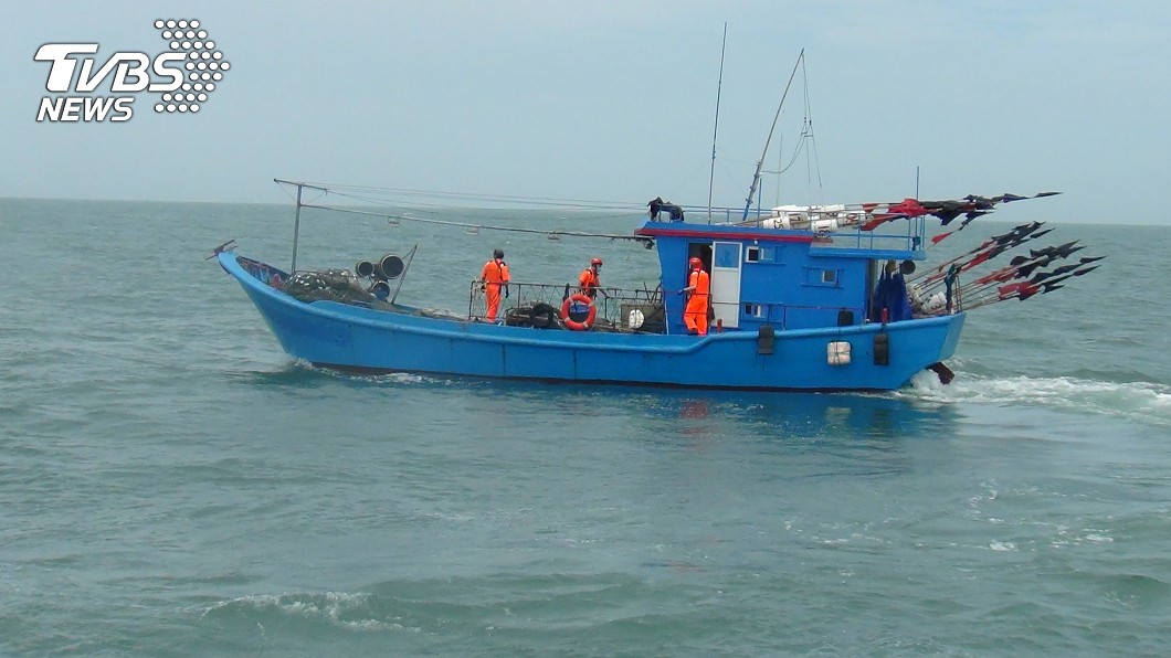 馬祖海巡隊今天（5日）於莒光海域查獲陸籍漁船越界違規作業，危及馬祖海域漁業資源。（圖／中央社）