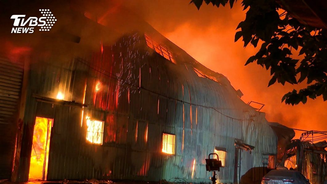 紙風車與綠光劇團位於八里的工廠6日凌晨發生大火。（圖／TVBS資料畫面）