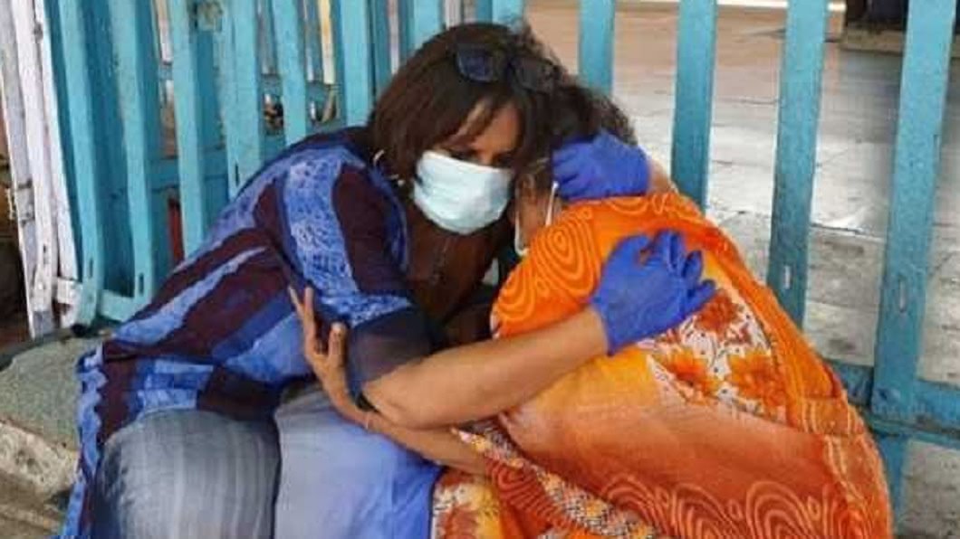 婦人遭兒子毆打，身無分文淪落街頭乞討。（圖／barkha dutt twitter） 70歲母舟車1400公里顧病兒　遭毆打轟出門流浪乞討