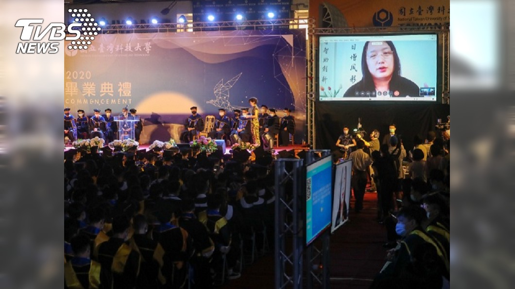 行政院政務委員唐鳳在台科大畢業典禮上透過視訊回答學生提問。（圖／中央社）