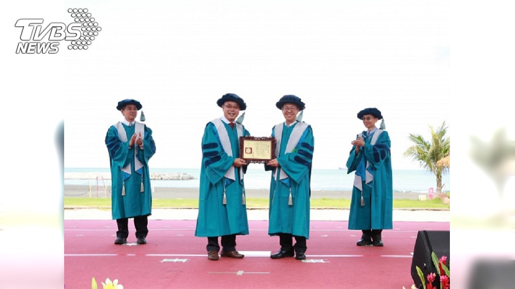 中山大學畢業典禮頒授名譽博士學位給前副總統陳建仁。（圖／中山大學提供）