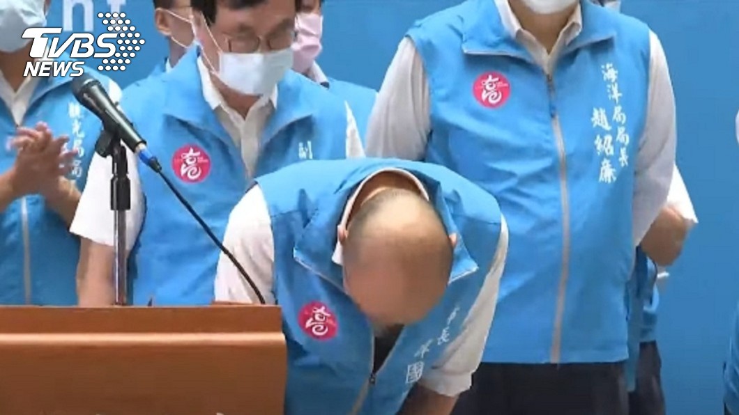 高雄市長韓國瑜向選民鞠躬。（圖／TVBS）