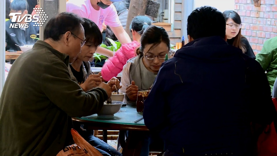 許多民眾平日都會到小吃店用餐。（TVBS資料示意圖）