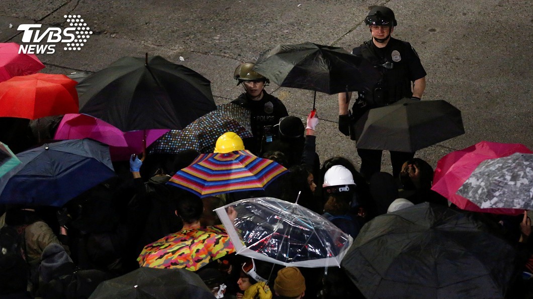 圖／路透社 拿雨傘擋閃光彈！　西雅圖抗議變調成警民衝突