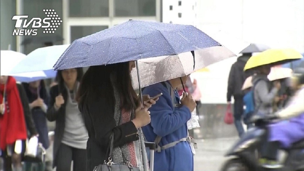 中央氣象局表示，今日仍受鋒面影響，全台須留意有瞬間強降雨發生。（TVBS資料圖）