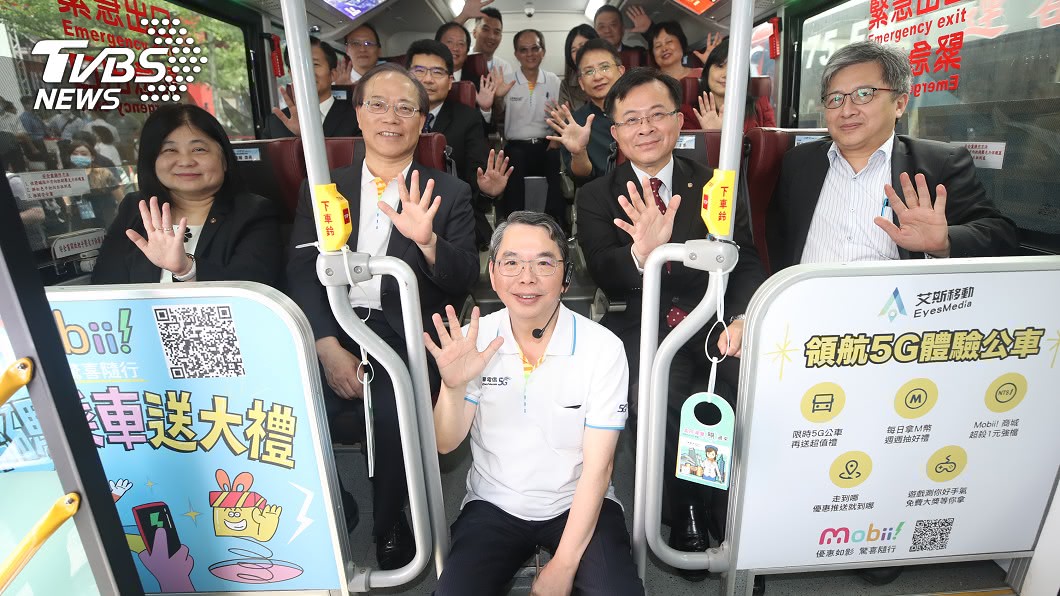 台灣第一台5G體驗公車在台北市信義區登場。（圖／中央社）