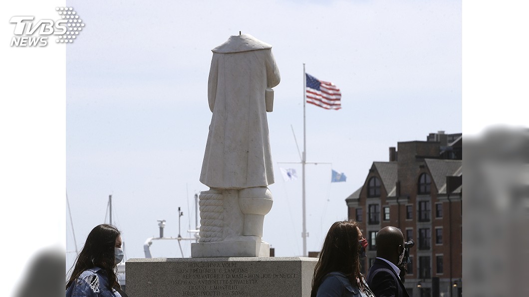 東岸大城波士頓一座航海探險家哥倫布雕像被斬首。（圖／達志影像美聯社）