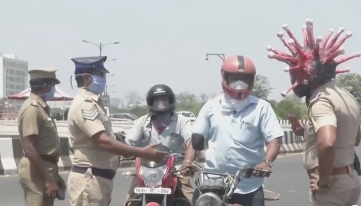 印度警察戴新冠病毒頭盔，勸導民眾返家。 疫情期間送餐送蛋糕 印度暖心警察扭轉形象