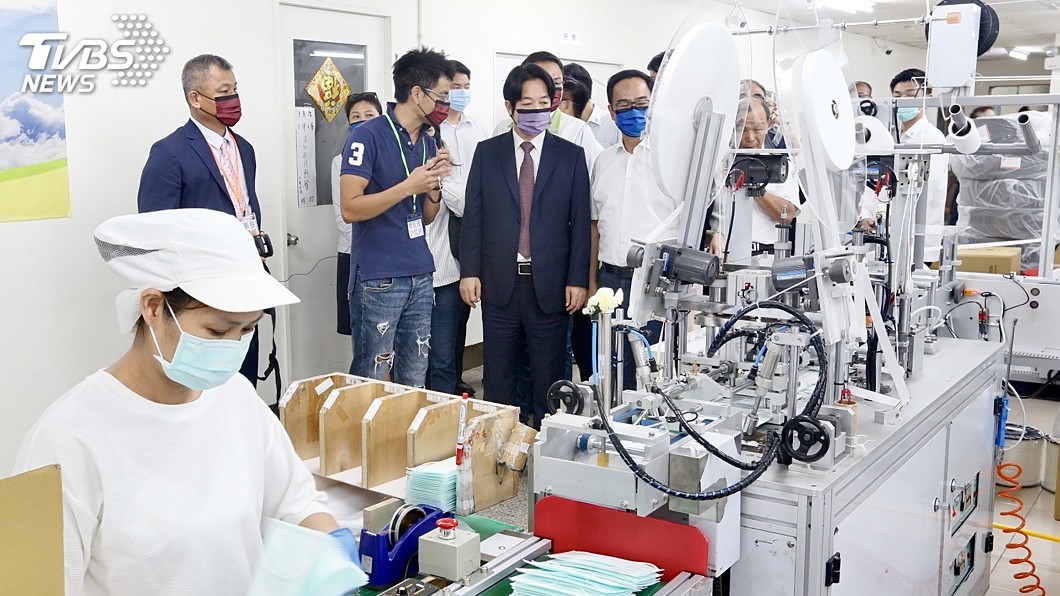 副總統賴清德今天參訪口罩國家隊的高雄工廠淨新科技公司。（圖／中央社）