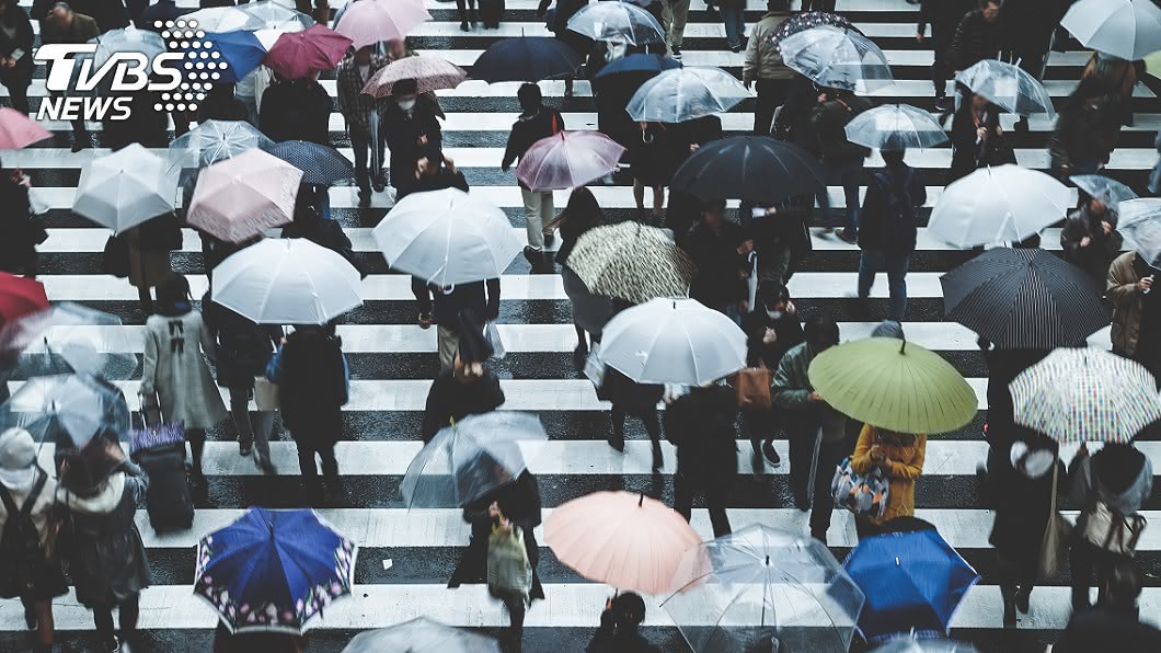 中央氣象局呼籲民眾週末外出活動時，仍須自備雨具以防午後雷陣雨發生。（示意圖／TVBS）
