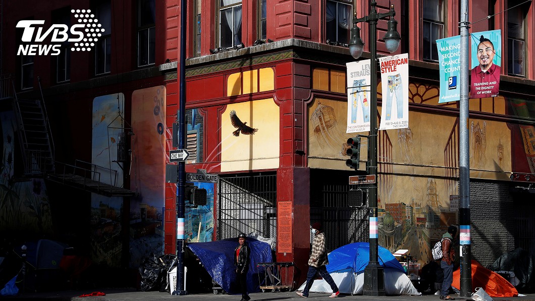 舊金山田德隆社區遊民帳篷占用人行道恐成防疫破口。（圖／達志影像路透社）