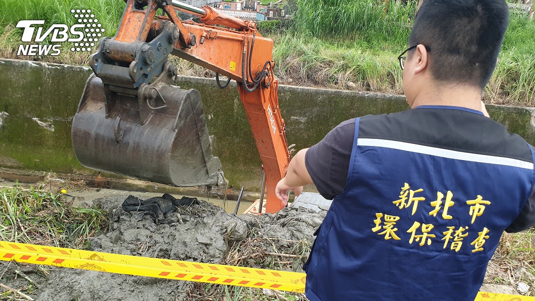 業者疏浚河道偷埋廢棄物。（圖／新北市府提供）