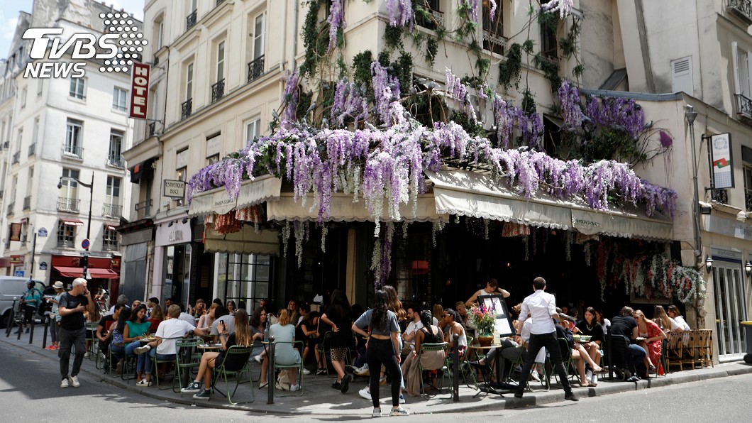 法國總統馬克洪今天表示整個法國本土將被列入「綠區」，代表巴黎的咖啡館和餐廳將可全面恢復營業。（圖／達志影像路透社）
