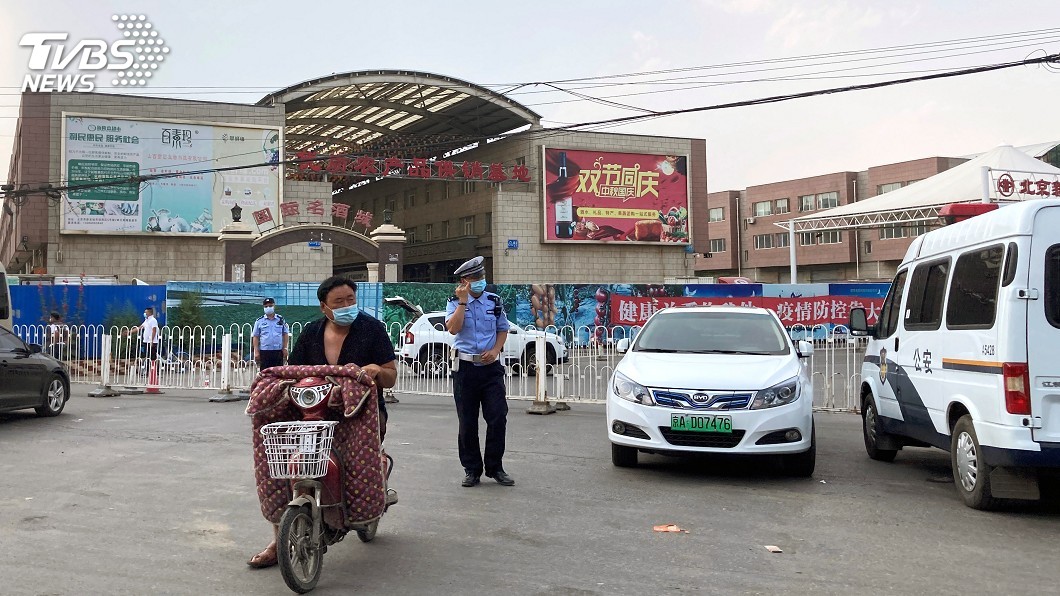 北京新發地市場爆疫情關閉後，警察進駐。（圖／達志影像路透社）