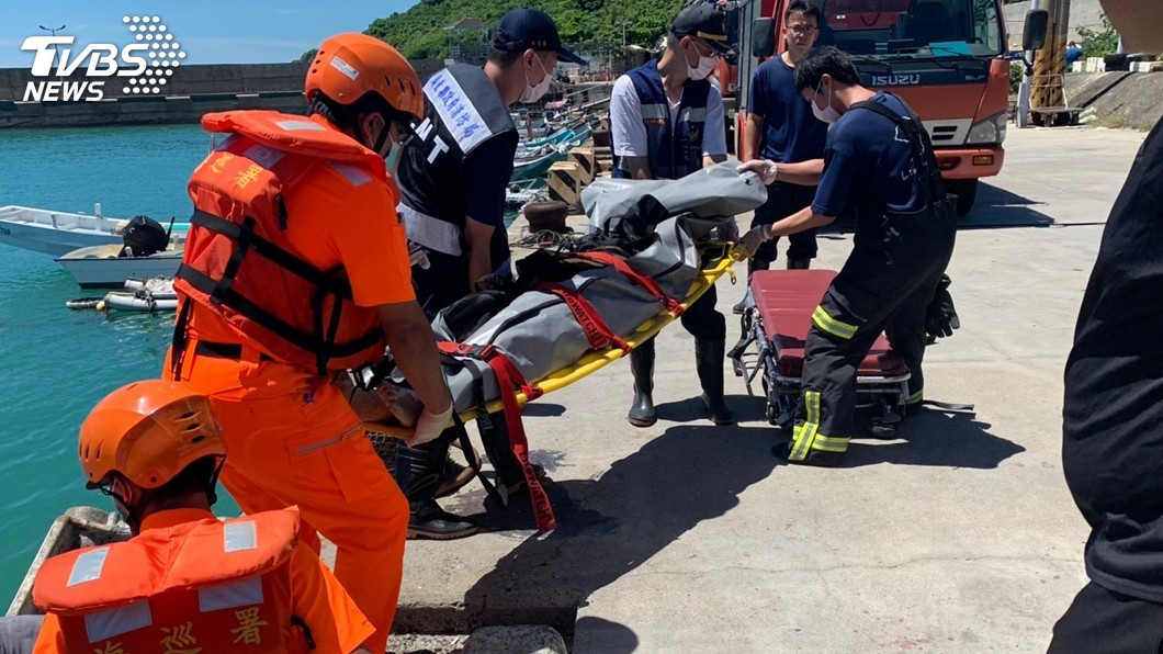 1名韓國籍遊客被發現趴在小琉球杉福漁港外左側深12米的海底，已死亡。（圖／海巡署提供）