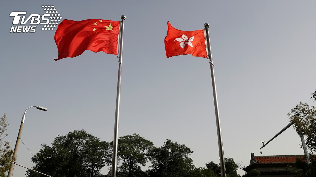 香港區旗及中國國旗。（圖／達志影像路透社） 港媒：港版國安法可能7月初通過立法