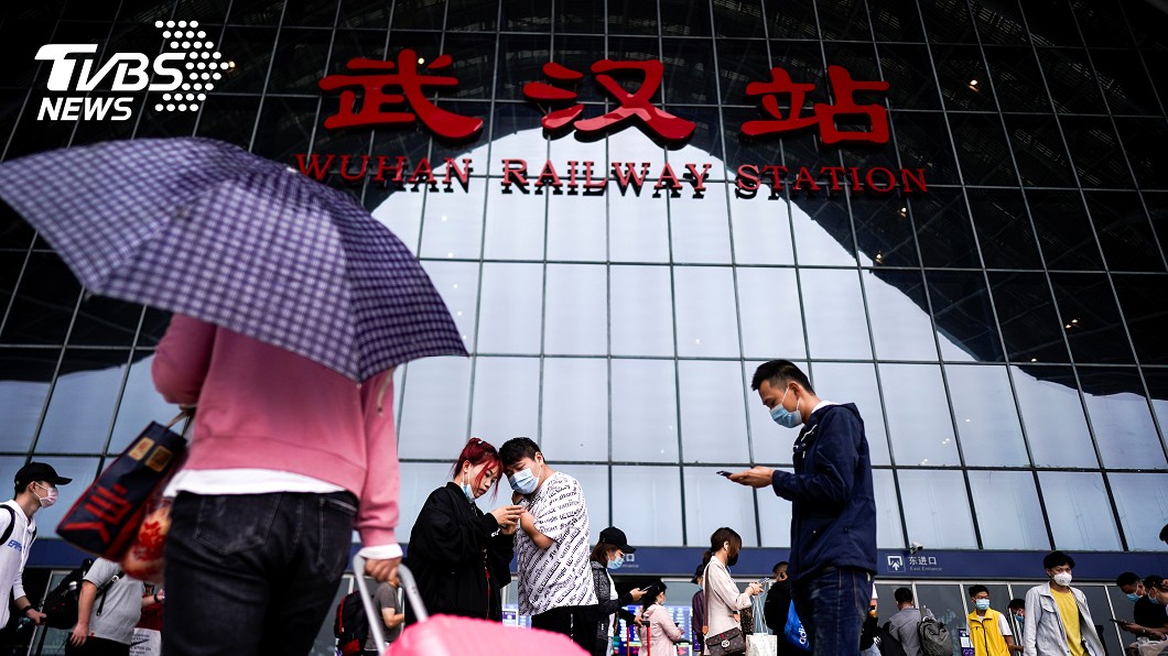 人們戴著口罩在中國湖北省武漢市的車站外。（圖／達志影像路透社）