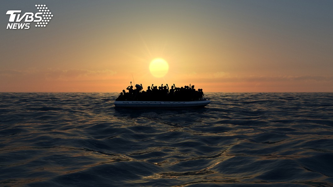 人口販子在海上挾制數百名洛興雅難民。（示意圖／TVBS）