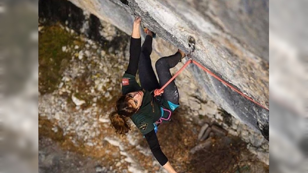 法國少女攀岩明星杜阿迪在法國阿爾卑斯山的岩壁攀岩時失足跌落150公尺深的險徑，不幸喪命。（圖／翻攝自luce_douady Instagram）