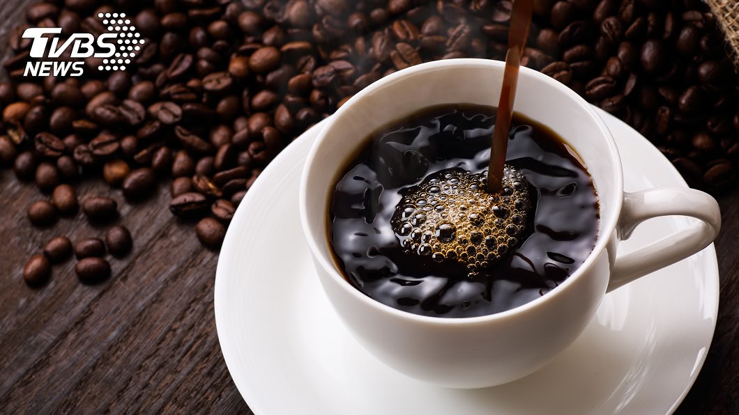 許多人每天早上都要來杯咖啡提神。（示意圖／TVBS）