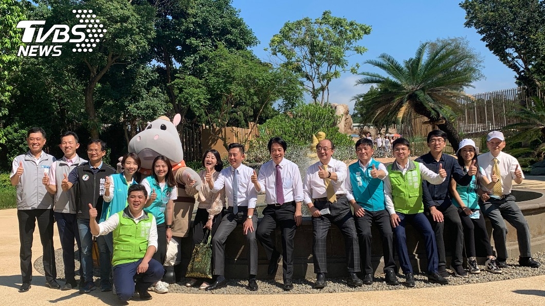 副總統賴清德（右7）與民進黨籍立委柯建銘（右6）等人走訪新竹市立動物園。（圖／中央社）