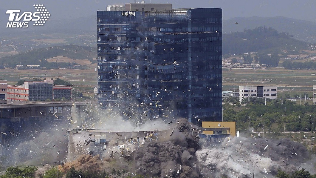 北韓昨天炸毀開城的兩韓聯絡辦公室。（圖／達志影像美聯社）