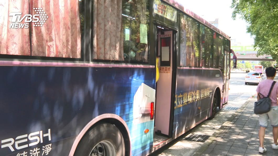 圖非肇事司機，欣欣客運907路公車。（圖／TVBS） 腳才跨上公車門就關了　台大教授被拖行數百公尺