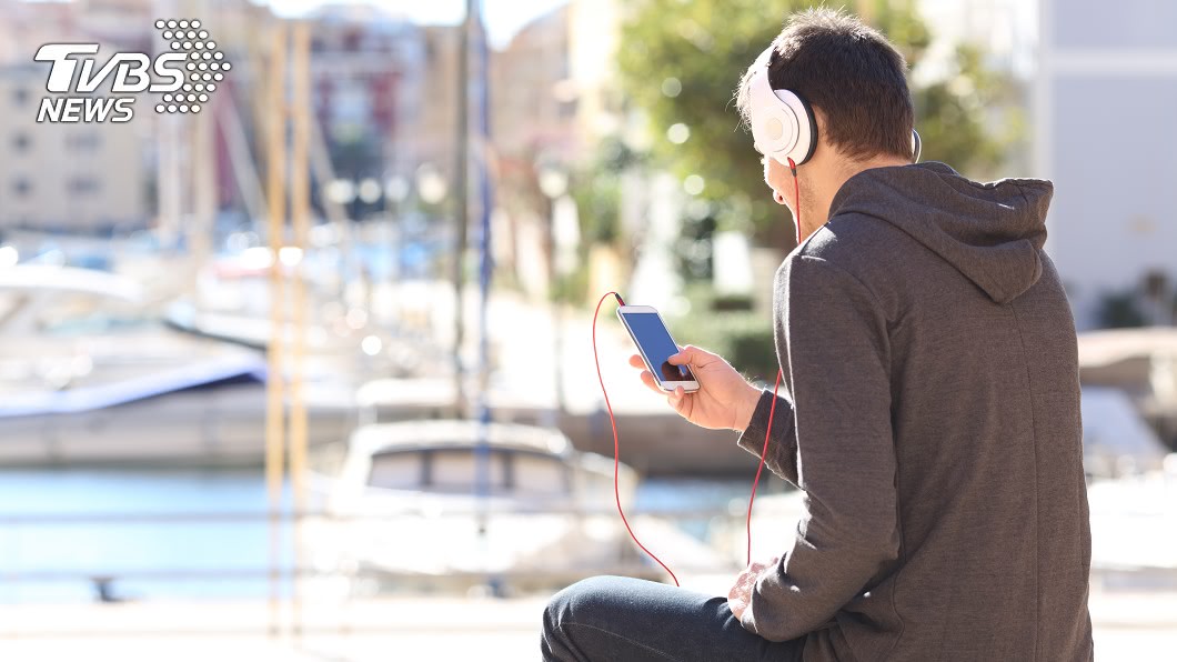 許多人都有戴耳機聽音樂的習慣。（示意圖／TVBS） 抗噪耳機能當耳塞？原理曝光…效果大不同