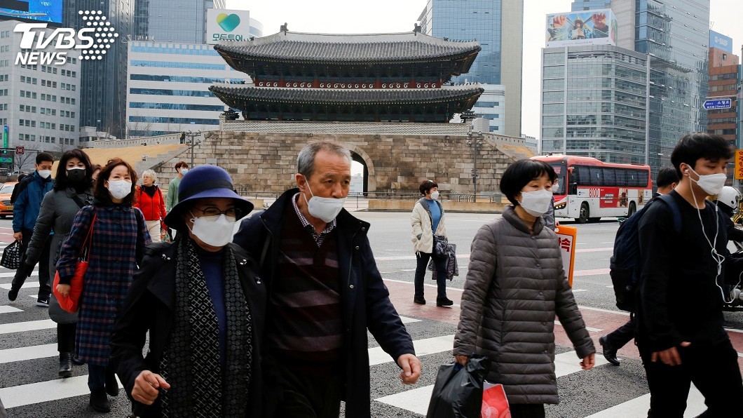韓國當局表示，若疫情持續擴散，可能恢復高強度社交距離規範。（圖／達志影像路透社）
