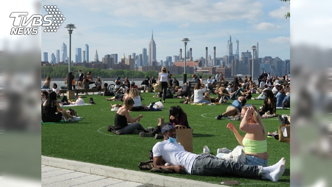 紐約市疫情緩和，民眾群聚布魯克林區多米諾公園享受夏日陽光。（圖／中央社）