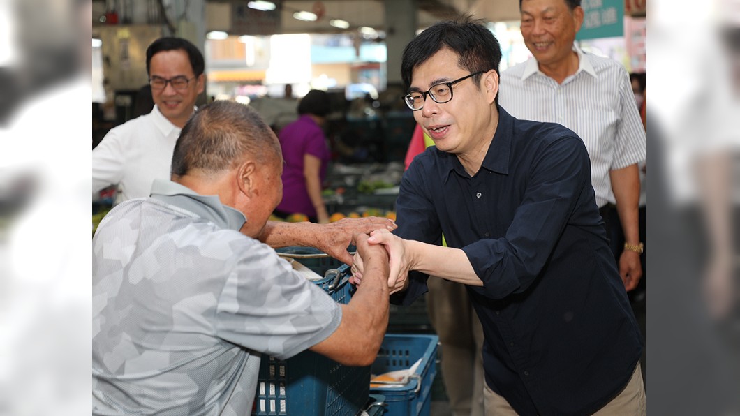 民進黨高雄市長補選參選人陳其邁今天走訪市場拜票。（圖／翻攝自陳其邁臉書）