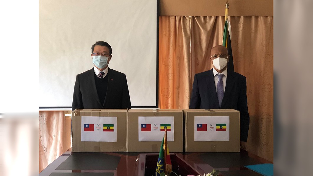駐南非代表處近日援贈衣索比亞10萬片外科口罩。（圖／翻攝自Taiwan in South Africa臉書）