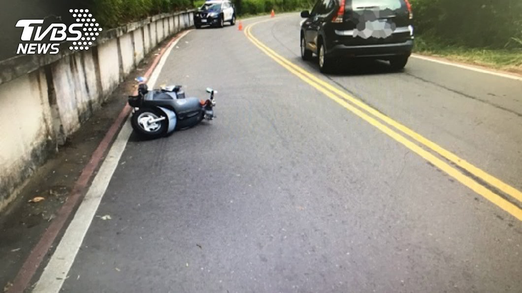 台中市陳姓少年騎機車無照駕駛自摔，滑行後撞擊路旁健行的7名學生。（圖／民眾提供）
