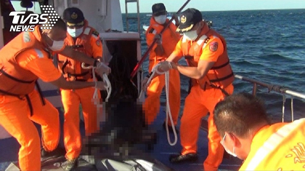 海巡署表示昨日在距鵝鑾鼻外1浬處發現1具男性屍體。（圖／海巡署提供）