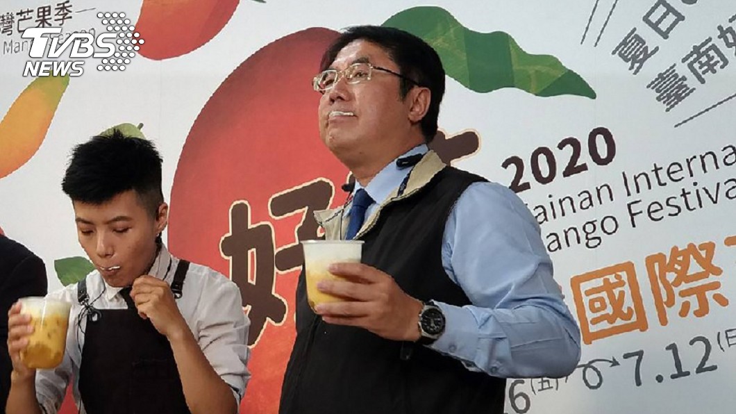 台南市長黃偉哲（右）21日到台北出席「台南國際芒果節」活動。（圖／中央社）