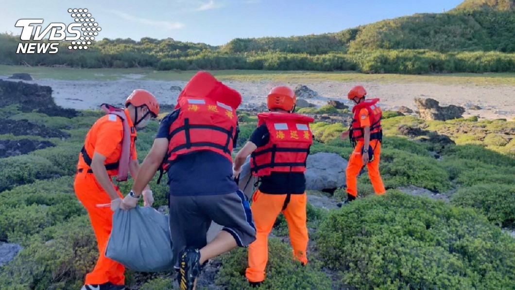 海巡人員綠島岸際發現1具屍體，21日上午經家屬指認，確認是小琉球失蹤的巫姓潛客。（圖／海巡署東部分署提供）