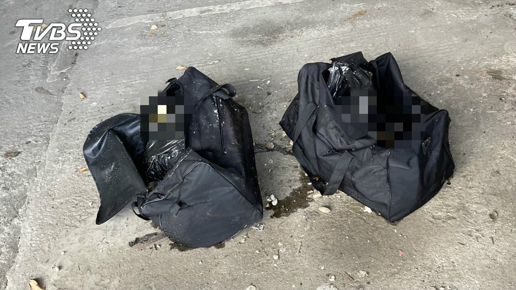 清潔隊員在愛河撈起兩袋疑似人體屍塊。（圖／TVBS）