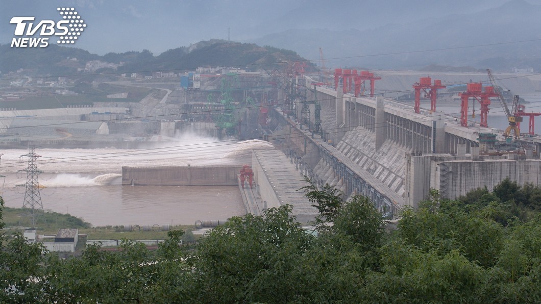 近日中國長江流域省市多地洪水成災，且傳出三峽大壩位移，引起民間擔憂。（示意圖／TVBS）