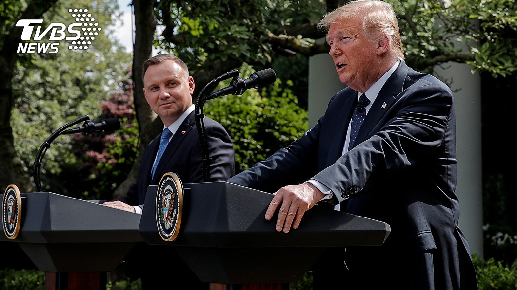 美國總統川普（右）、波蘭總統杜達（左）在白宮玫瑰花園召開記者會。（圖／達志影像路透社）