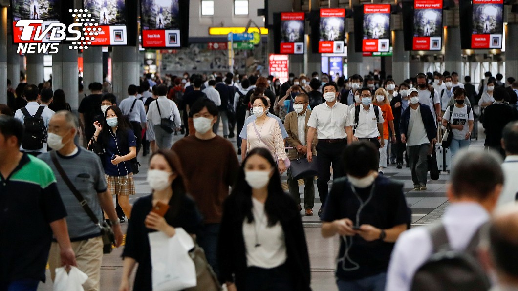 東京車站通勤人潮依然戴著口罩。（圖／達志影像路透社）